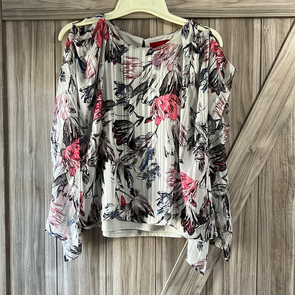 Sleeveless floral 🌸blouse with white tank top shell